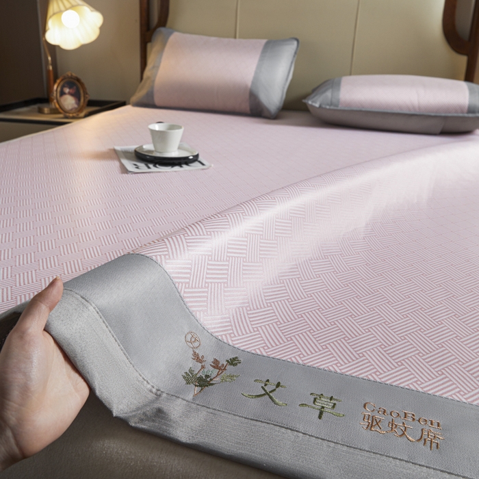 91家纺网 家纺一手货源 找家纺 阿亮家居 2025新款刺绣可水洗碳光冰丝席宽包边无纺布冰丝席艾香系列 艾香冰丝席饼干-粉