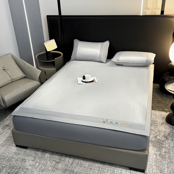 91家纺网 家纺一手货源 找家纺 阿亮家居 2025新款凉席三明治刺绣可水洗碳光冰丝席宽包边艾香系列 艾草千鸟格床席款灰色