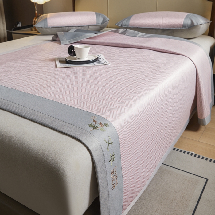 91家纺网 家纺一手货源 找家纺 阿亮家居 2025新款凉席三明治刺绣可水洗碳光冰丝席宽包边艾香系列 艾香冰丝席饼干-粉