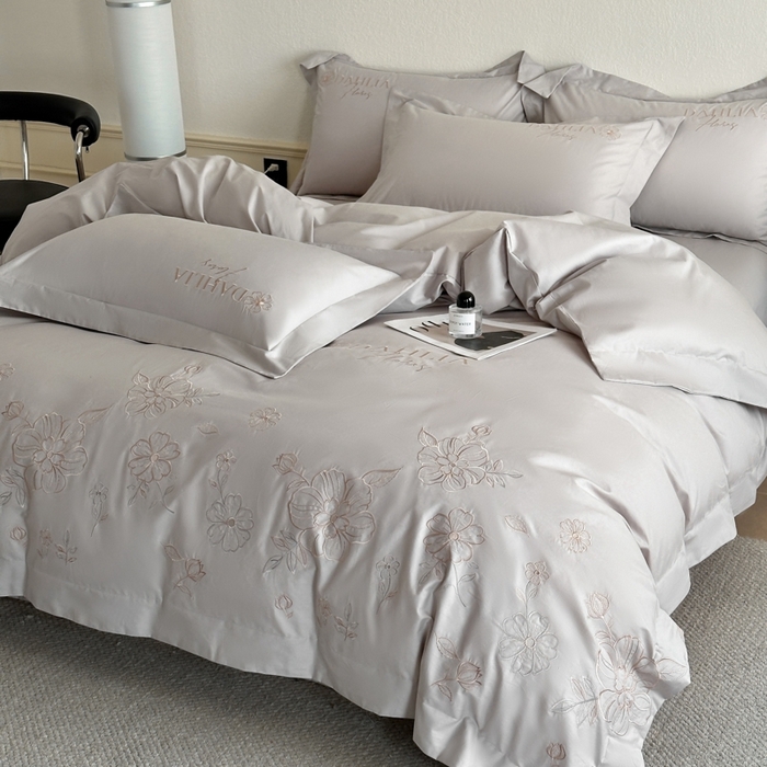 91家纺网 家纺一手货源 找家纺 金牛座家纺 2025新款新疆长绒棉全棉刺绣四件套-花黛系列【配高档礼盒】 花黛-浅灰