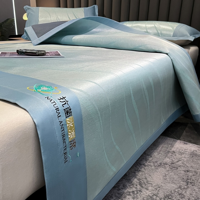 91家纺网 家纺一手货源 找家纺 阿亮家居 2025新款凉席冰丝席三明治宽包边刺绣款粗冰丝凉席 柔美-蓝