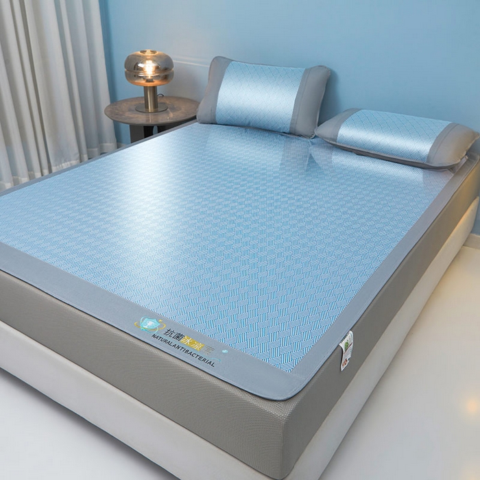 91家纺网 家纺一手货源 找家纺 阿亮家居 2025新款凉席抗菌三明治可水洗碳光冰丝席宽边刺绣冰丝席 思绪 静谧蓝-床笠款