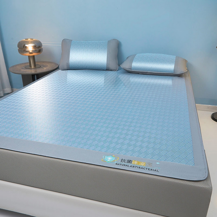 91家纺网 家纺一手货源 找家纺 阿亮家居 2025新款凉席抗菌三明治可水洗碳光冰丝席宽边刺绣冰丝席 思绪 静谧蓝-床笠款