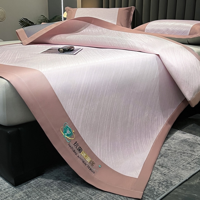 91家纺网 家纺一手货源 找家纺 阿亮家居 2025新款凉席冰丝席三明治宽包边刺绣款粗冰丝凉席 流星雨-粉