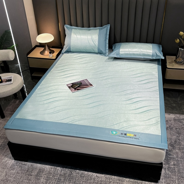 91家纺网 家纺一手货源 找家纺 阿亮家居 2025新款凉席冰丝席三明治宽包边刺绣款粗冰丝凉席 柔美-蓝