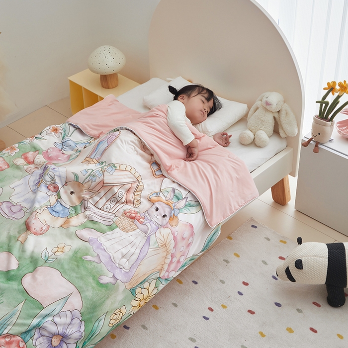 91家纺网 家纺一手货源 找家纺 荷马之梦 2025新款A类原创手绘风针织棉凉感大豆儿童夏被 蘑菇下午茶