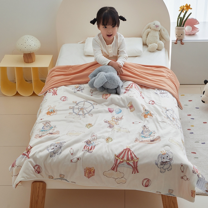 91家纺网 家纺一手货源 找家纺 荷马之梦 2025新款A类原创手绘风针织棉凉感大豆儿童夏被 马戏团B