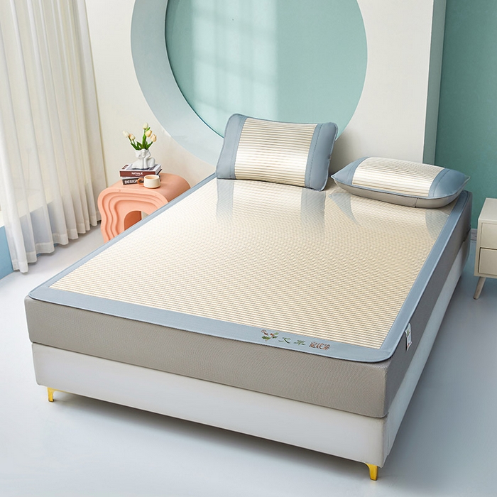 91家纺网 家纺一手货源 找家纺 阿亮家居 2025新款刺绣可水洗碳光冰丝席宽包边无纺布冰丝席艾香系列 艾香冰丝席条纹-星光银