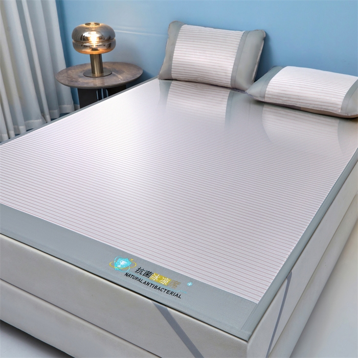 91家纺网 家纺一手货源 找家纺 阿亮家居 2025新款凉席抗菌三明治可水洗碳光冰丝席宽边刺绣冰丝席 素夏 树莓粉-床席款