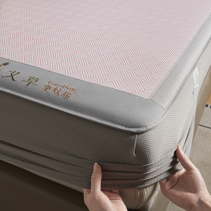 91家纺网 家纺一手货源 找家纺 阿亮家居 2025新款凉席三明治刺绣可水洗碳光冰丝席宽包边艾香系列 艾香冰丝床笠饼干-粉