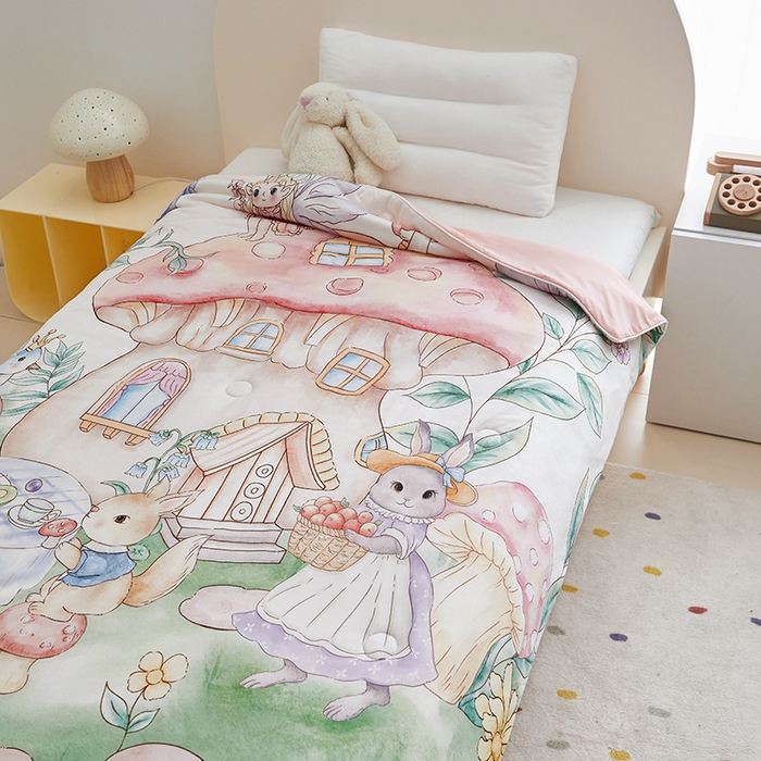 91家纺网 家纺一手货源 找家纺 荷马之梦 2025新款A类原创手绘风针织棉凉感大豆儿童夏被 蘑菇下午茶