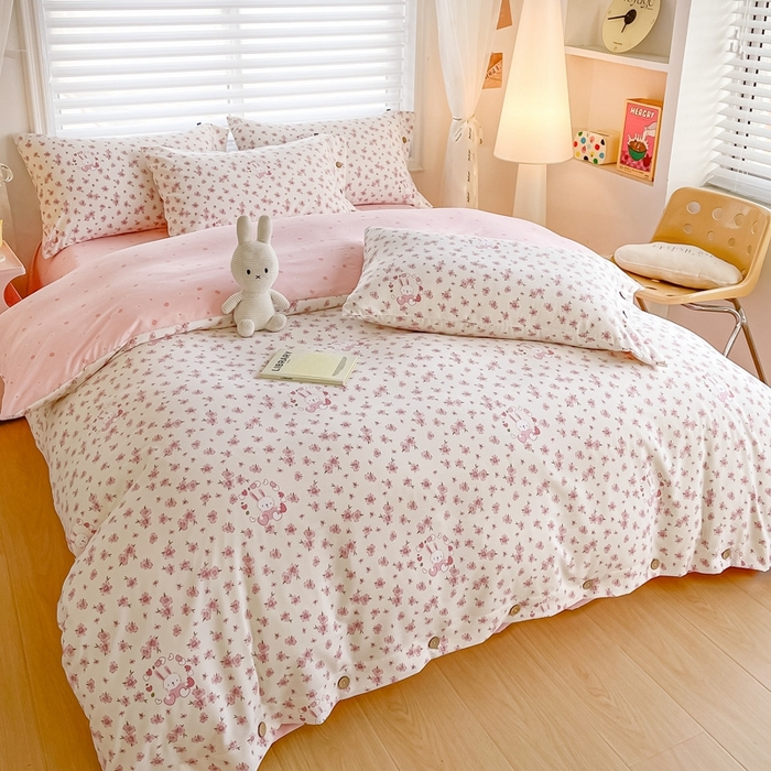 91家纺网 家纺一手货源 找家纺 星窝家纺 2025新款纽扣款水洗棉印花四件套 奶糖兔米