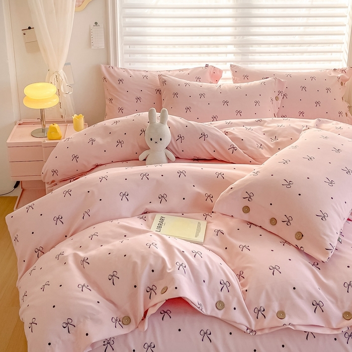 91家纺网 家纺一手货源 找家纺 星窝家纺 2025新款纽扣款水洗棉印花四件套 初昕粉色