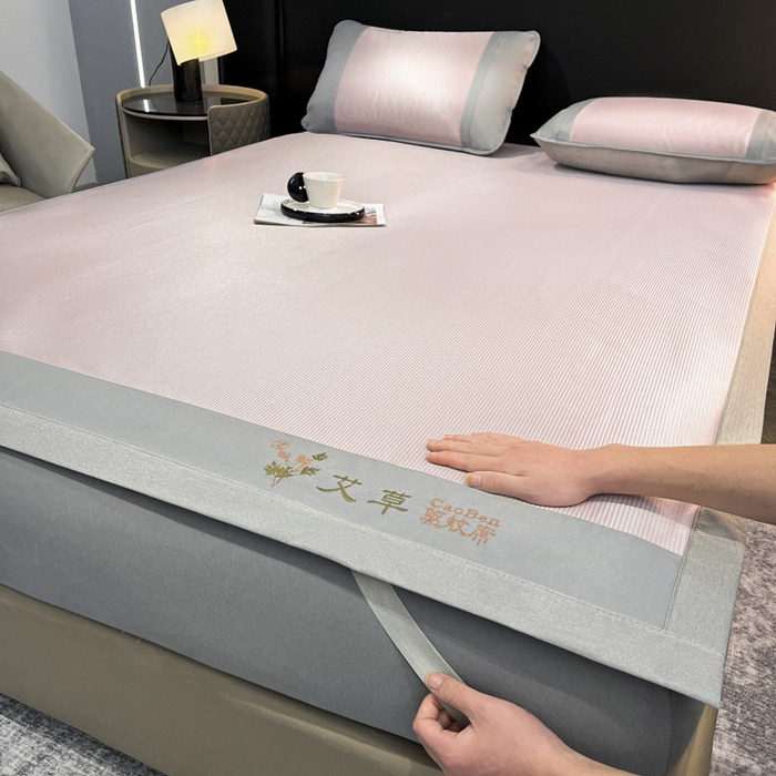 91家纺网 家纺一手货源 找家纺 阿亮家居 2025新款凉席三明治刺绣可水洗碳光冰丝席宽包边艾香系列 艾草千鸟格床席款粉色