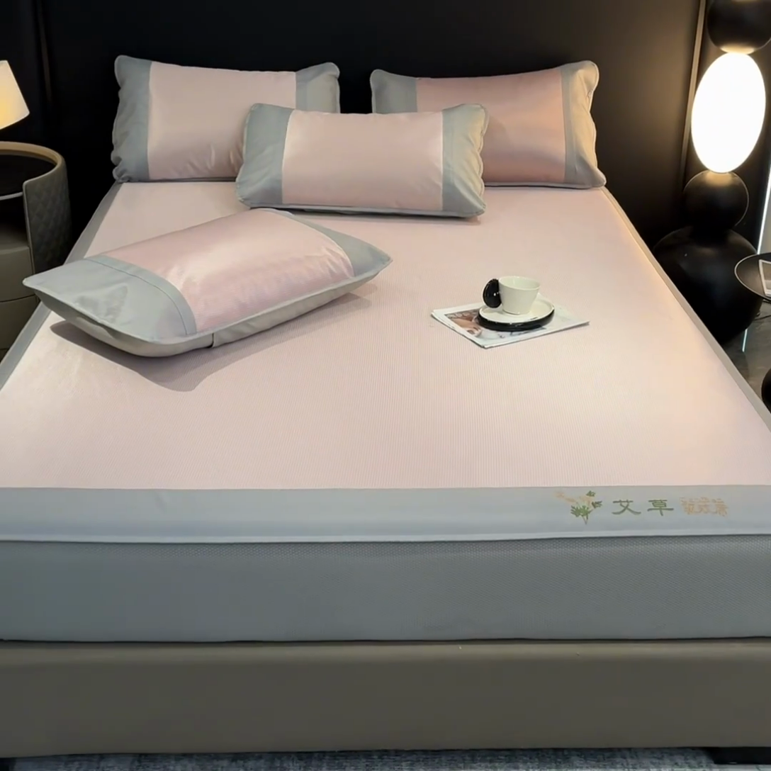 91家纺网 家纺一手货源 找家纺 阿亮家居 2025新款刺绣可水洗碳光冰丝席宽包边无纺布冰丝席艾香系列 艾草千鸟格床笠款粉色