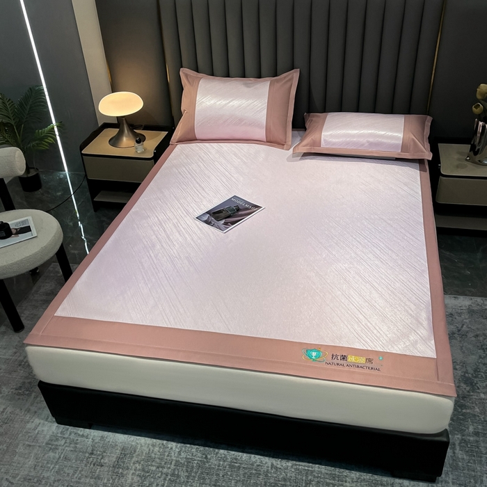 91家纺网 家纺一手货源 找家纺 阿亮家居 2025新款凉席冰丝席三明治宽包边刺绣款粗冰丝凉席 流星雨-粉