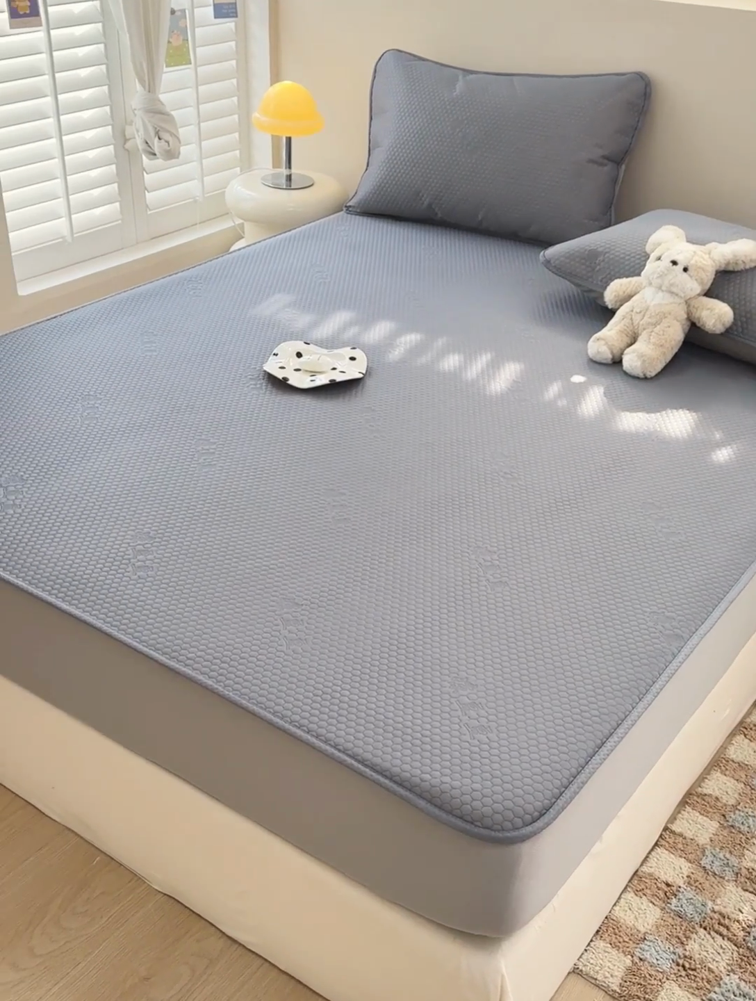 91家纺网 家纺一手货源 找家纺 阿亮家居 2025新款凉席凉豆豆单包边可水席单凉席三件套冰豆豆席 小米粒深海灰床笠款