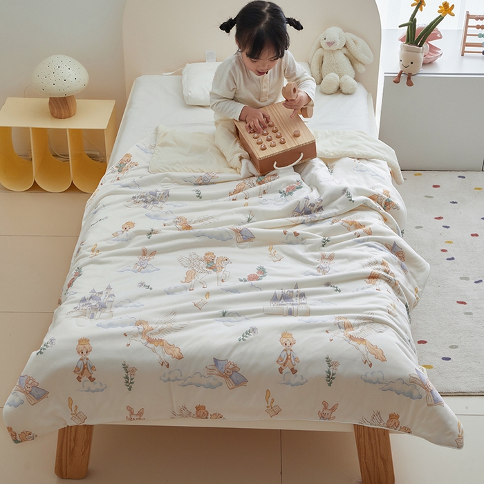 91家纺网 家纺一手货源 找家纺 荷马之梦 2025新款A类原创手绘风针织棉凉感大豆儿童夏被 飞马小王子B