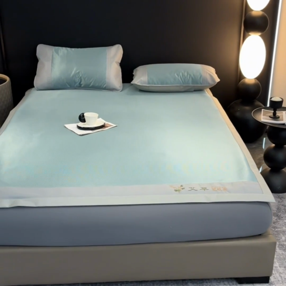 91家纺网 家纺一手货源 找家纺 阿亮家居 2025新款刺绣可水洗碳光冰丝席宽包边无纺布冰丝席艾香系列 艾草千鸟格床席款绿色