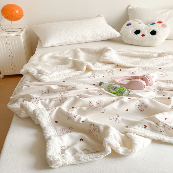 91家纺网 家纺一手货源 找家纺 857家居 2025新款双层针织纱羊羔绒毛毯 爱心熊宝