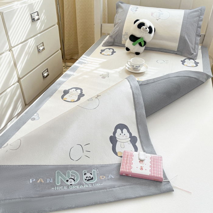 91家纺网 家纺一手货源 找家纺 阿亮家居 2025新款印花冰藤凉席-学生款 小企鹅