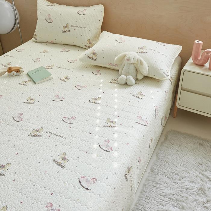 91家纺网 家纺一手货源 找家纺 舒居家纺 2025新款双面全棉酵素砂洗床盖 爱心木马