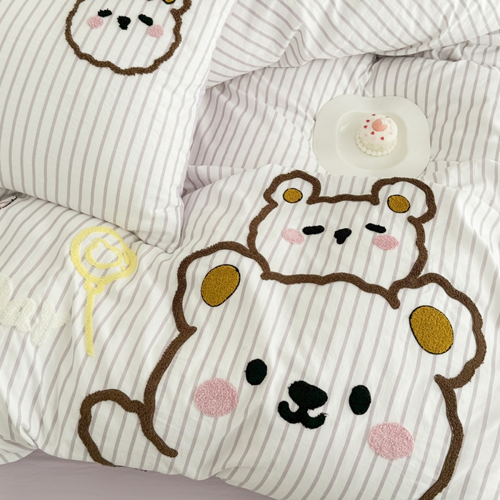 91家纺网 家纺一手货源 找家纺 闲鱼家纺 2025新款时尚亲肤贴布绣毛巾绣条纹四件套-萌趣小熊 条纹浅紫