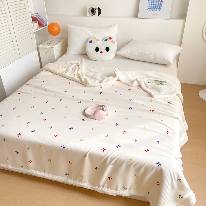 91家纺网 家纺一手货源 找家纺 857家居 2025新款双层针织纱羊羔绒毛毯 甜蜜结缘