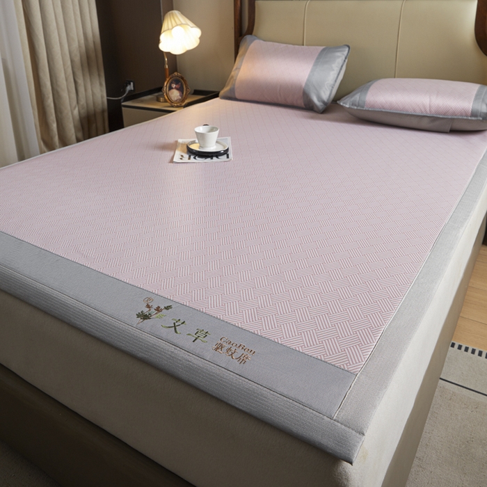 91家纺网 家纺一手货源 找家纺 阿亮家居 2025新款刺绣可水洗碳光冰丝席宽包边无纺布冰丝席艾香系列 艾香冰丝席饼干-粉