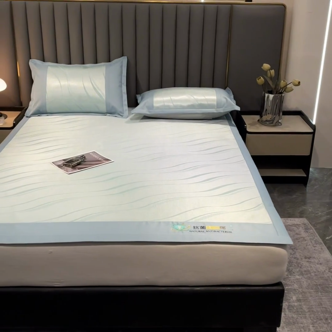 91家纺网 家纺一手货源 找家纺 阿亮家居 2025新款凉席冰丝席三明治宽包边刺绣款粗冰丝凉席 柔美-绿