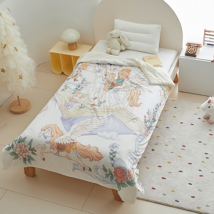 91家纺网 家纺一手货源 找家纺 荷马之梦 2025新款A类原创手绘风针织棉凉感大豆儿童夏被 飞马小王子