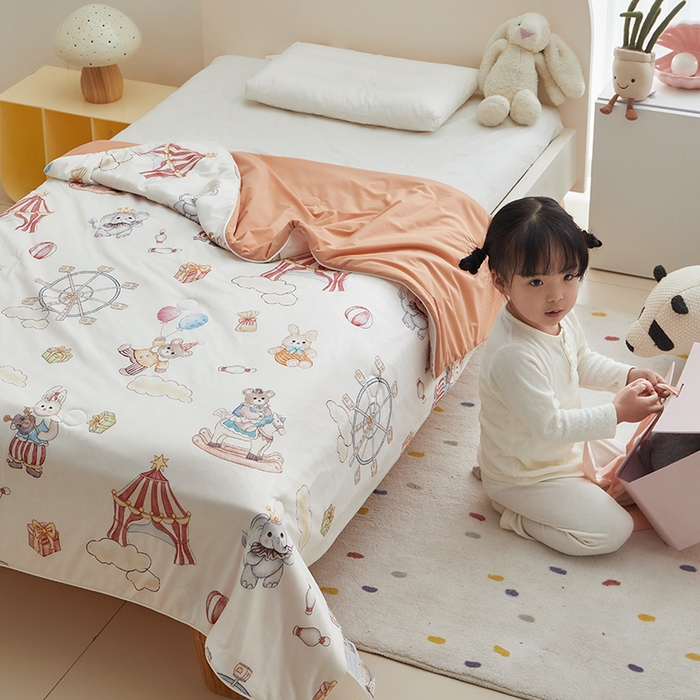 91家纺网 家纺一手货源 找家纺 荷马之梦 2025新款A类原创手绘风针织棉凉感大豆儿童夏被 马戏团B