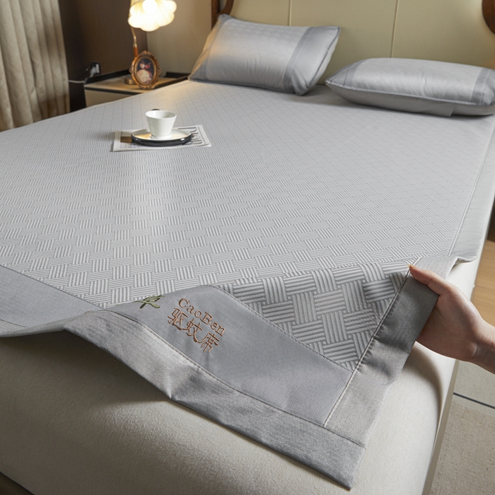 91家纺网 家纺一手货源 找家纺 阿亮家居 2025新款凉席三明治刺绣可水洗碳光冰丝席宽包边艾香系列 艾香冰丝席饼干-灰