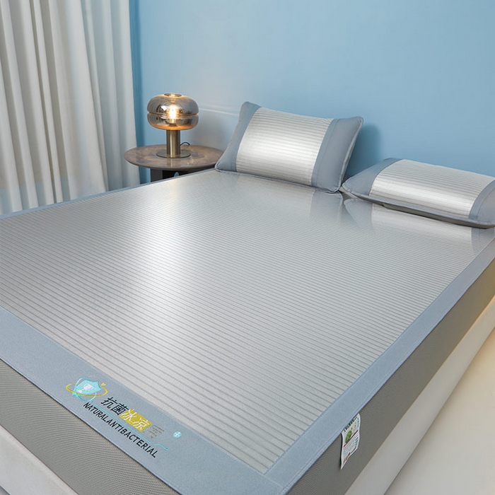 91家纺网 家纺一手货源 找家纺 阿亮家居 2025新款凉席抗菌三明治可水洗碳光冰丝席宽边刺绣冰丝席 素夏 绅士灰-床笠款