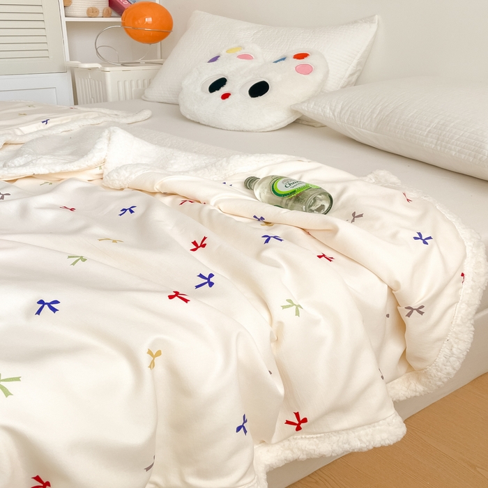 91家纺网 家纺一手货源 找家纺 857家居 2025新款双层针织纱羊羔绒毛毯 甜蜜结缘