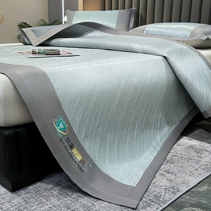 91家纺网 家纺一手货源 找家纺 阿亮家居 2025新款凉席冰丝席三明治宽包边刺绣款粗冰丝凉席 流星雨-灰