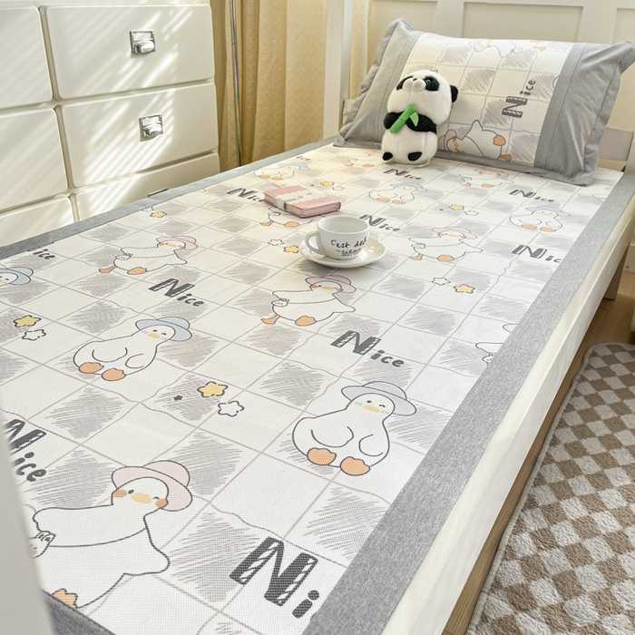 91家纺网 家纺一手货源 找家纺 阿亮家居 2025新款印花冰藤凉席-学生款 可哒鸭