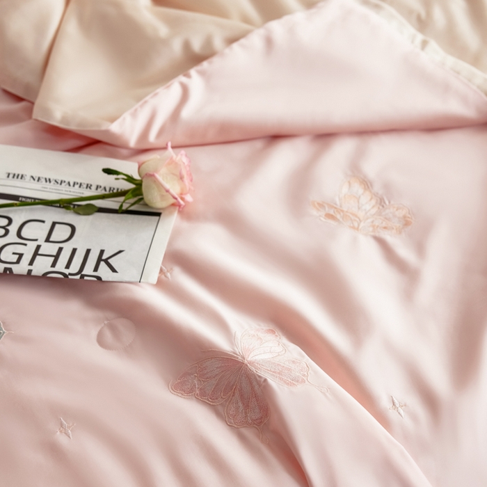 91家纺网 家纺一手货源 找家纺 纪梵茜 2025新款莱赛尔天丝夏被四件套-蝶恋 蝶恋-粉色