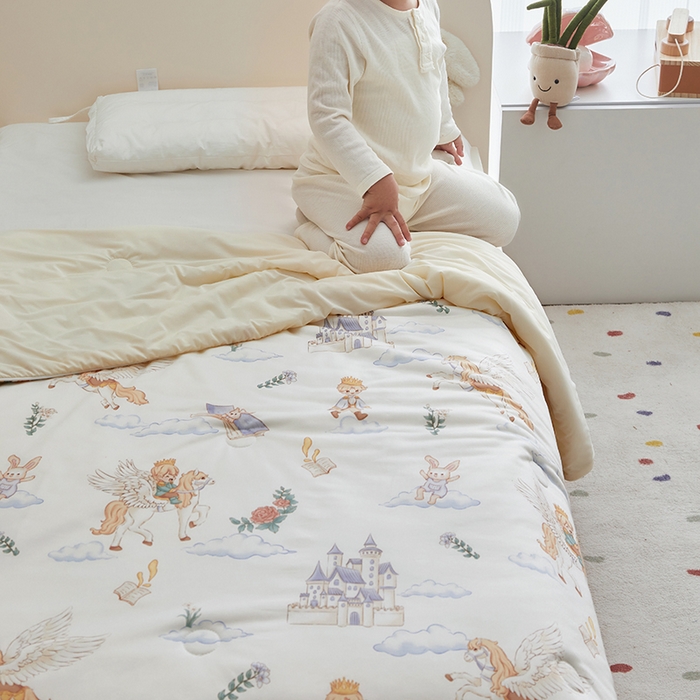 91家纺网 家纺一手货源 找家纺 荷马之梦 2025新款A类原创手绘风针织棉凉感大豆儿童夏被 飞马小王子B