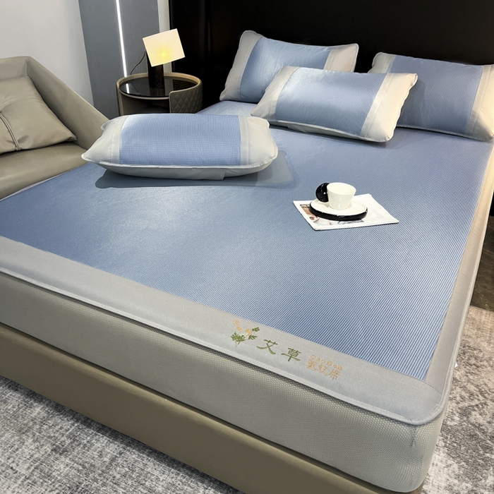 91家纺网 家纺一手货源 找家纺 阿亮家居 2025新款刺绣可水洗碳光冰丝席宽包边无纺布冰丝席艾香系列 艾草千鸟格床笠款蓝色