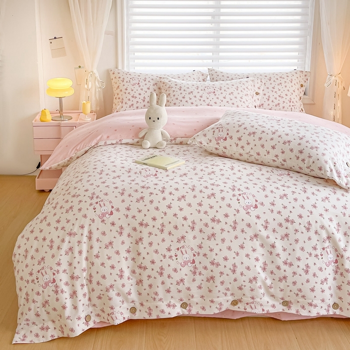 91家纺网 家纺一手货源 找家纺 星窝家纺 2025新款纽扣款水洗棉印花四件套 奶糖兔米