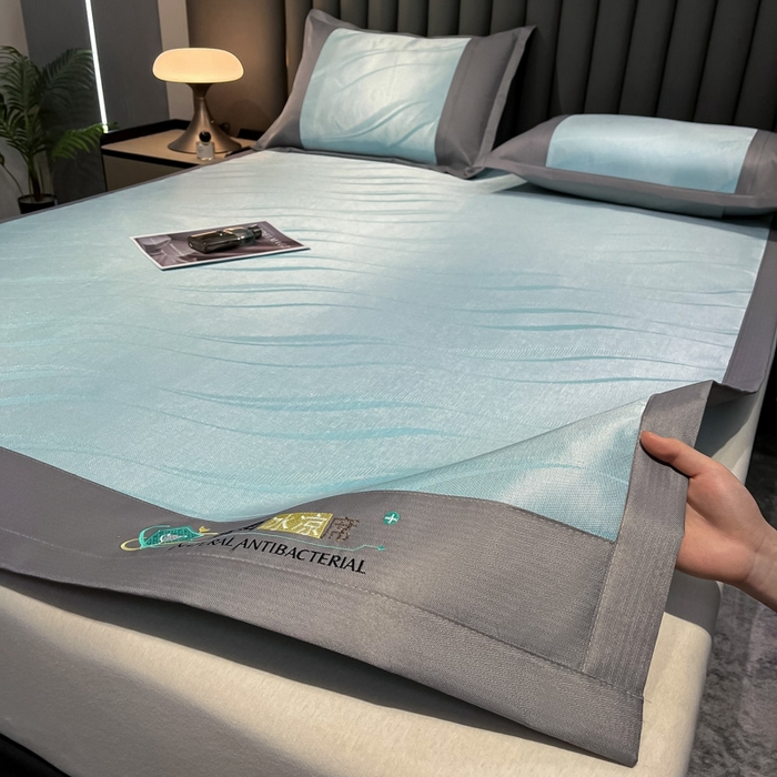 91家纺网 家纺一手货源 找家纺 阿亮家居 2025新款凉席冰丝席三明治宽包边刺绣款粗冰丝凉席 柔美-绿