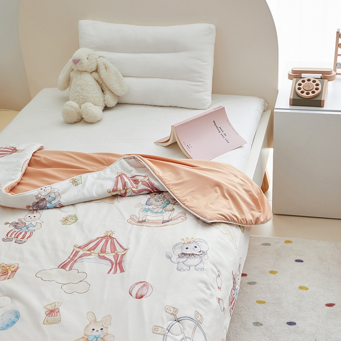 91家纺网 家纺一手货源 找家纺 荷马之梦 2025新款A类原创手绘风针织棉凉感大豆儿童夏被 马戏团B