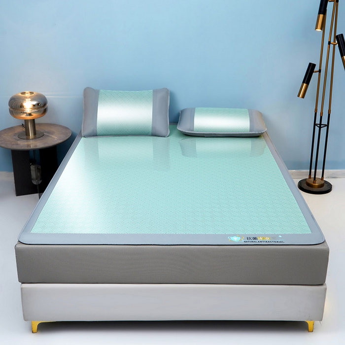 91家纺网 家纺一手货源 找家纺 阿亮家居 2025新款凉席抗菌三明治可水洗碳光冰丝席宽边刺绣冰丝席 思绪 薄荷绿-床笠款