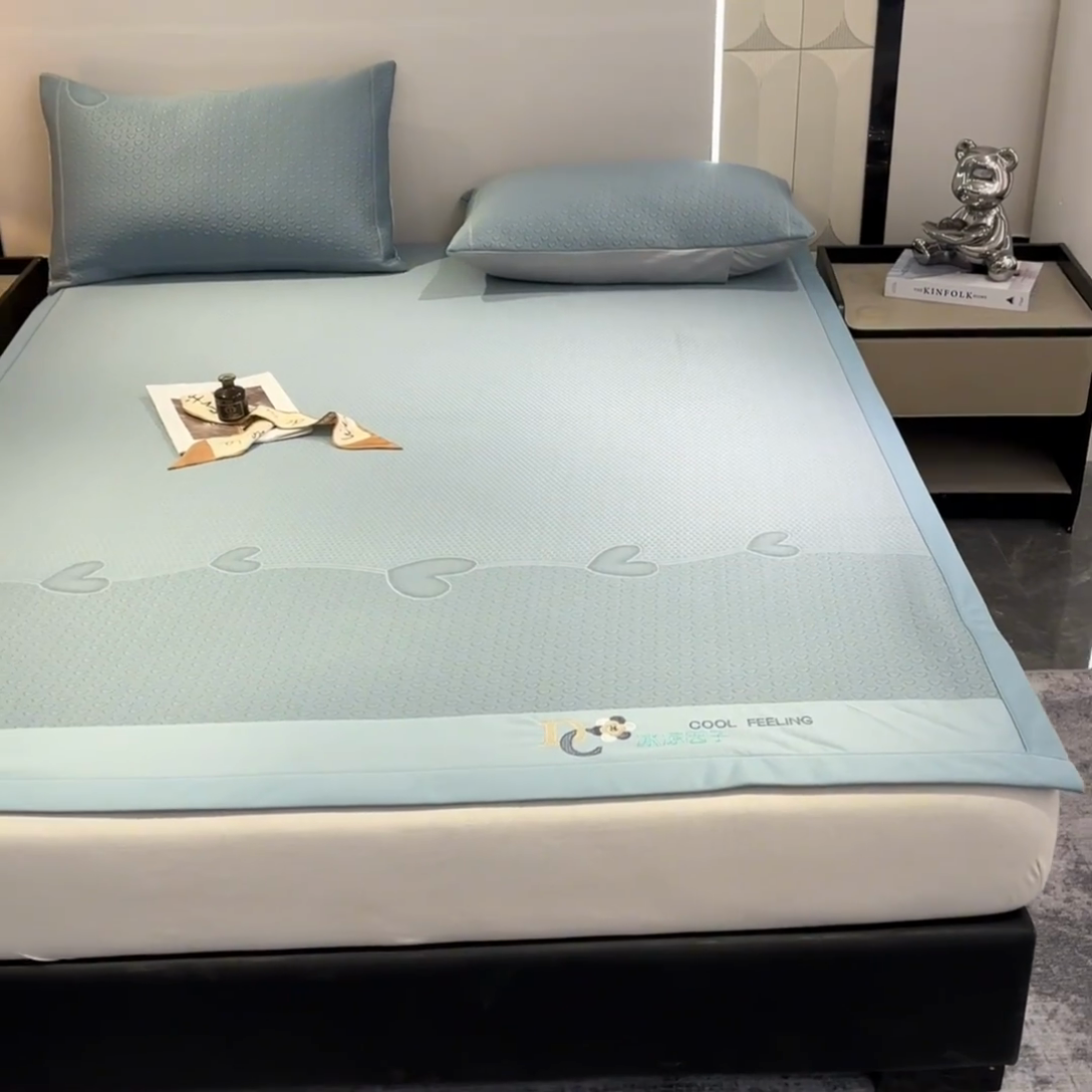 91家纺网 家纺一手货源 找家纺 阿亮家居 2025新款刺绣款凉豆豆凉席 凉豆豆-爱心蓝色