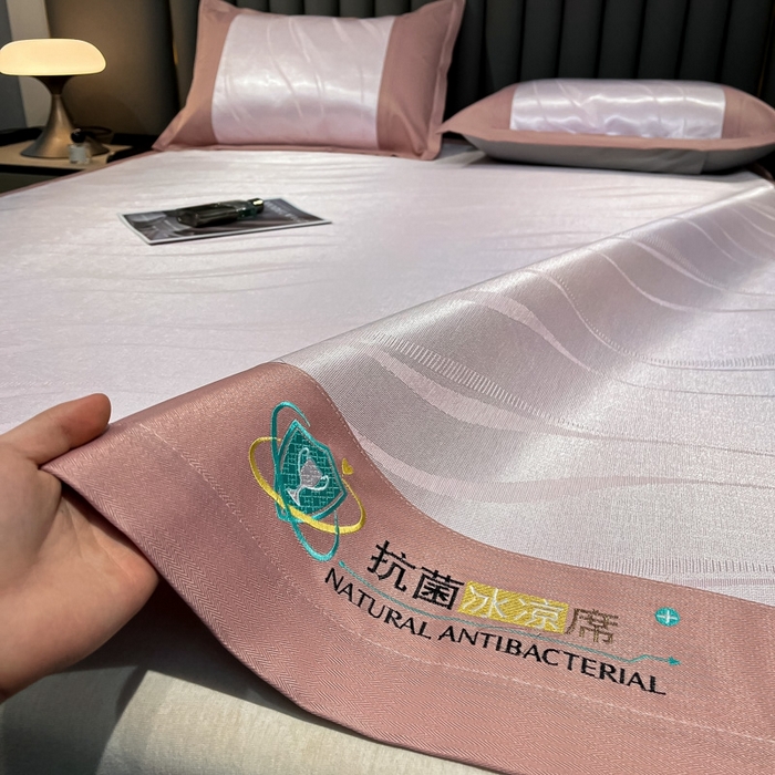 91家纺网 家纺一手货源 找家纺 阿亮家居 2025新款凉席冰丝席三明治宽包边刺绣款粗冰丝凉席 柔美-粉