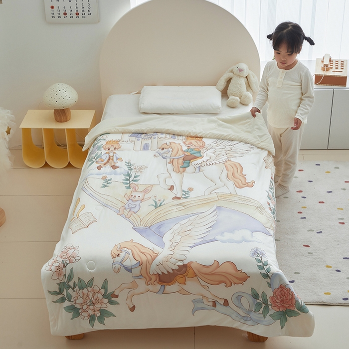 91家纺网 家纺一手货源 找家纺 荷马之梦 2025新款A类原创手绘风针织棉凉感大豆儿童夏被 飞马小王子