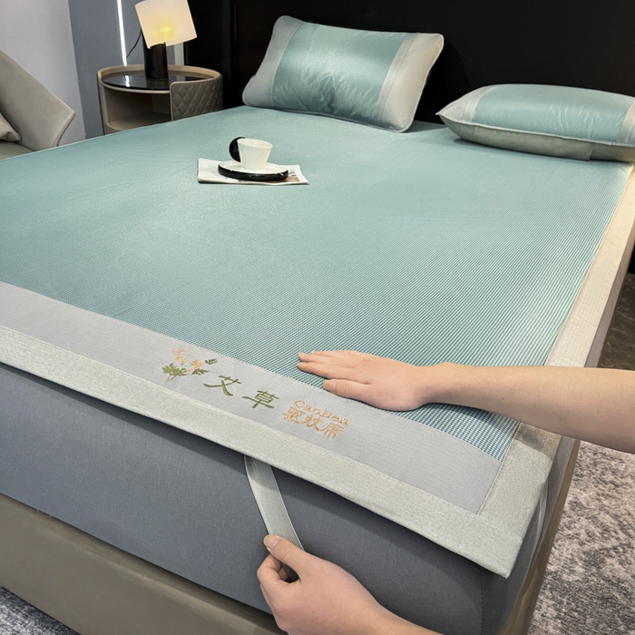 91家纺网 家纺一手货源 找家纺 阿亮家居 2025新款刺绣可水洗碳光冰丝席宽包边无纺布冰丝席艾香系列 艾草千鸟格床席款绿色