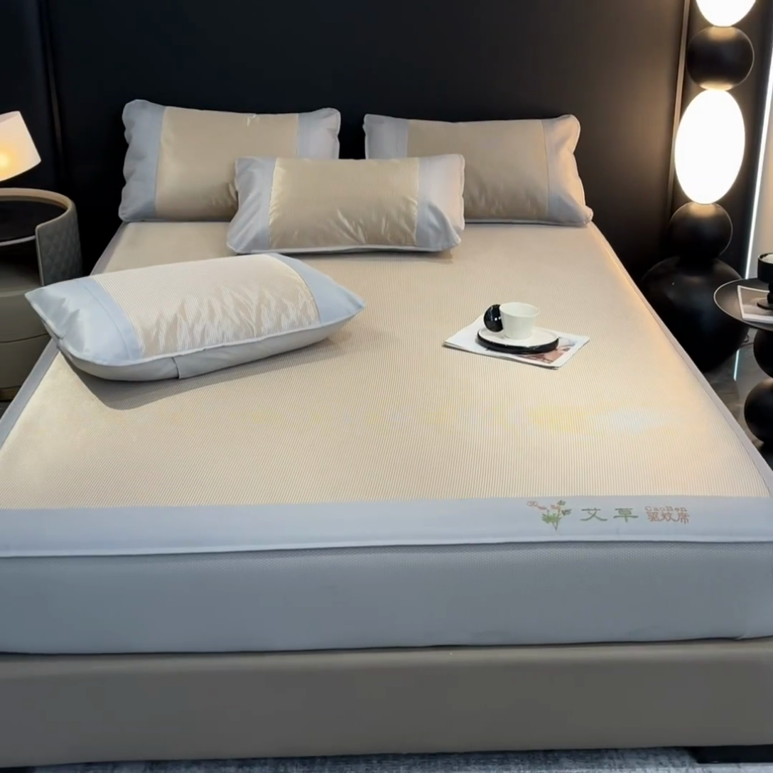 91家纺网 家纺一手货源 找家纺 阿亮家居 2025新款刺绣可水洗碳光冰丝席宽包边无纺布冰丝席艾香系列 艾草千鸟格床笠款咖色