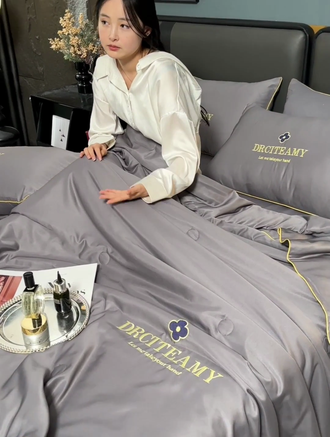 91家纺网 家纺一手货源 找家纺 伊梵居 2025新款水洗真丝刺绣夏被四件套 梵花-高级灰